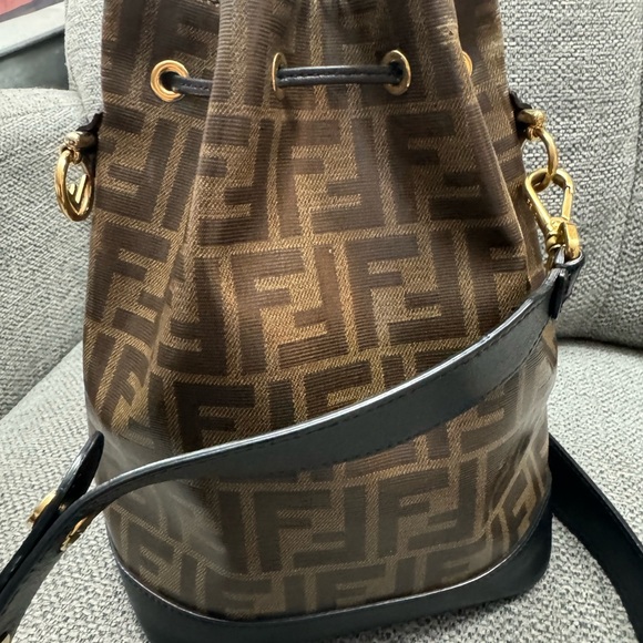 Authentic Fendi bucket - Picture 4 of 15